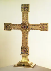 Imperial Cross of the Holy Roman Empire lavet af eg dækket af plader af guld og dekoreret med perler og ædelsten, vesttysk, 1024-25 (eg, guld, ædelsten og perler)