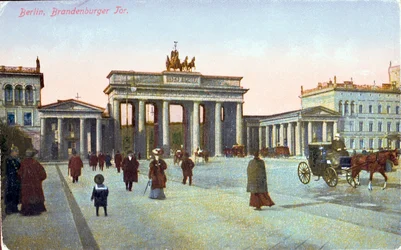Postkort, der forestiller Brandenburger Tor i Berlin, før 1914 (farvet foto)