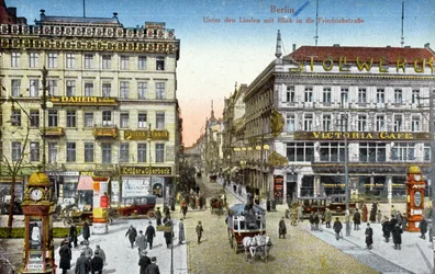 Postkort, der forestiller Unter den Linden og Friedrichstrasse i Berlin, ca. 1910 (farvet foto)