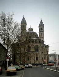 Romansk kunst: udsigt over Apotres-kirken