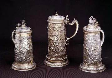 Sølv forgyldt cylindrisk tankard af Paul Hubner, Ausburg 1590; sølv-forgyldt cylindrisk tankard af Tobias Kramer, Ausburg 1620; pakke forgyldt cylindrisk tankard af Paul Hubner, Ausburg 1590, 16.-17.