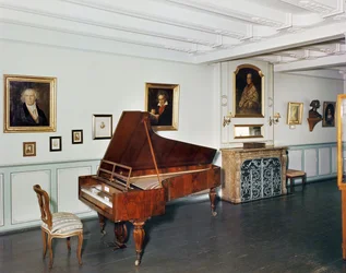 Interiør af et værelse med et flygel, der tilhørte Ludwig van Beethoven (1770-1827)