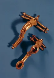 To buede brocher, fra Hassleben, Thüringen (guld og ædelstene)