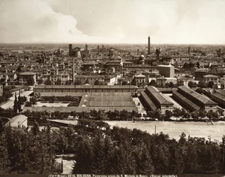 Panorama over byen Bologna: udsigt fra San Michele i Bosco.