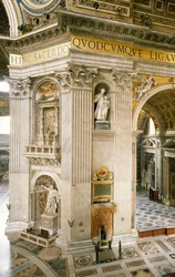 Dekorationer af Gian Lorenzo Bernini (1598-1680) på første søjle til højre, en af fire søjler, der understøtter kuplen af Peterskirken, Rom, Vatikanstaten