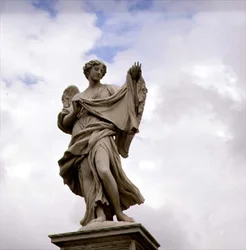 Statue af en engel, der holder det hellige ligklæde