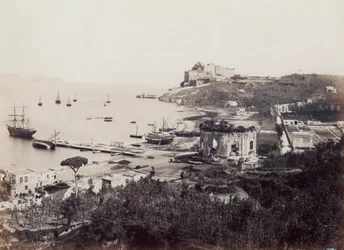 Panorama over den maleriske Baia -bugten (Napoli), prikket med sejlbåde. I forgrunden, overfor den lille kaj, er Venus tempel. I baggrunden, der ligger på et udgang, er det sekstende århundredes borg i Viceroy