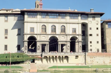 Facaden af Uffizi-galleriet på Arno