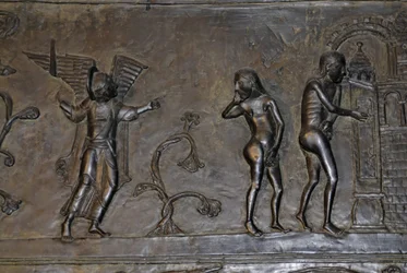 Ottonian Art: Adam og Eva fordrevet fra Paradiset. Omkring 1015. Skulptur på en af bronzedørene til Cathedrale Saint Mary i Hildesheim (Tyskland).