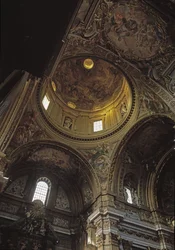Udsigt over kuplen og kalkmaleriet af Baciccia, Gesu-kirken i Rom, cirka 1568 (indvendig udsigt over Chiesa del Gesu med kuppel og Baciccias fresker, Rom, Italien)
