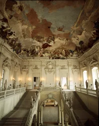 Udsigt over den store trappe og loftet dekoreret af Giovanni Battista (Giambattista) Tiepolo (1696-1770), der forestiller Allegorien over de fem kontinenter. 1753, Würzburg-paladset, udført af arkitekten Johann Balthasar Neumann (1687-1753), Tyskland