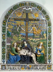 Nedtagelsen fra korset (Pietà). Jesus Kristus og Jomfru Maria omgivet af den hellige Johannes og den hellige Maria Magdalene foran korset med indskriften INRI (I.N.R.I.). Keramisk lavrelief af Giovanni della Robbia (1469-1529). Mål 3 x 2,28 m, Firenze