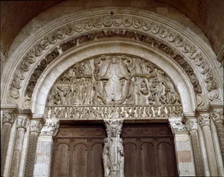 Romansk kunst: Skulpteret tympanon, der forestiller den sidste dom. Skulptur af mester Gislebertus (ca. 1130-1140). Saint-Lazare-katedralen (Saint-Lazare)