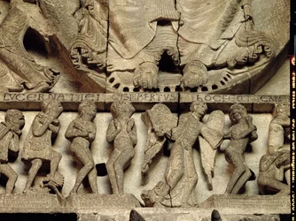 West Portal tympanon, der afbilder den sidste dom: detalje af Kristi fødder, en engel og dødelige, ca. 1130-35 kalksten