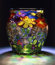 En Murrhine glasvase, med fire sommerfugle, blomster og blade, ca. 1918 (glas dekoreret i Murrhine teknik)