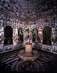 Hjørne af Salon Chino (kinesisk værelse) udført udelukkende af porcelæn, 1769 (porcelæn) (for detaljer se 93238-9)