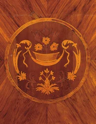 Detalje fra siden af en norditaliensk tulipan-, palisander-, frugttræ- og intarsiakommode, ca. 1800