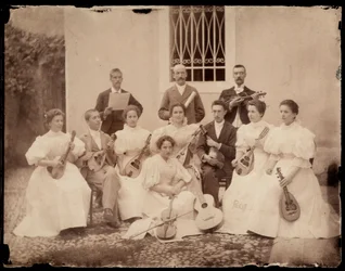 Gruppeportræt af siddende musikere, ca. 1900