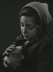 Pige med en hvid killing i armene. Begyndelsen af 1950