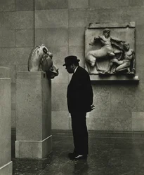 Mand kigger på skulpturer på British Museum i London i 1950