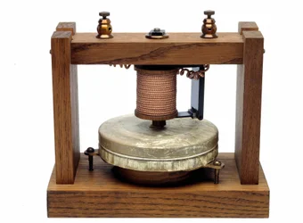 Graham Bells telefon brugt til de første eksperimenter i 1875.