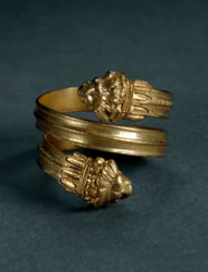Kunst fra Magna Graecia: guldring med løveprotomer. Slutningen af det 4.-begyndelsen af det 3. århundrede f.Kr. Fra Taranto, Italien. Taranto, Museo Archeologico Nazionale