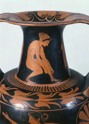 Krøjende kvinde, der binder sin sandal, detalje fra halsen på en attisk rød-figur amfora, lavet af Pamphaios og malet af Oltos, ca. 510-500 f.Kr. (keramik)