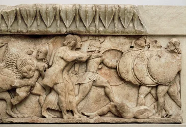 Gigantomachy: Cybeles løve fortærer en kæmpe, mens Apollo og Artemis kæmper mod giganterne, 525 f.Kr.