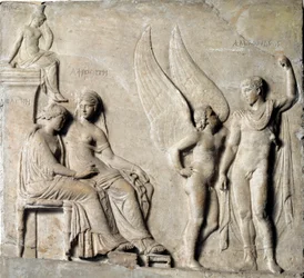 Græsk kunst: »Paris, prins af Sparta, forfører Helena af Troja; Afrodite er afbildet«. Marmorrelief efter en græsk original. 1. århundrede f.Kr. Museo Archeologico Nazionale, Napoli