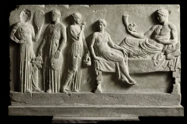 Græsk kunst: lavt votivrelief i marmor, tilegnet Dionysos Bacchus af komedianter. Det forestiller »Bakkantinderne« af Euripides, 410 f.Kr., Athen, Det Nationale Arkæologiske Museum. Bakkantinderne (fra tragedien af Euripides, 480-406 f.Kr.). Votivrelief i