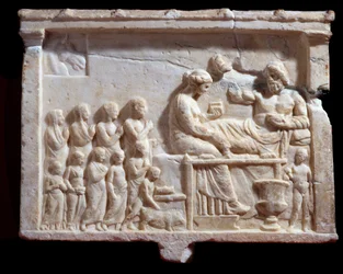 Græsk kunst: "" relief, der repræsenterer en banketscene"", 300 f.Kr. Dim 48x65x6 cm Mantua (mantua) Palazzo Ducale, Coll statuaria, inv n 6684 Italien - Græsk civilisation: Marmorrelief, der repræsenterer banket (48x65x6 cm), 3. århundrede f.Kr. - Mantua 