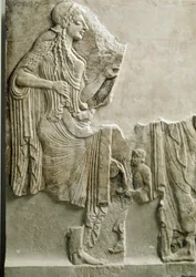 Græsk antikvitet: "" en familie, der ofrer til gudinden Athene"" Lavt relief. 550 f.Kr. Fra Akropolis i Athen. Athen, Akropolis Museum