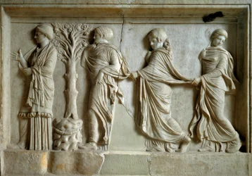Græsk kunst: lavt relief med tre nymfer, der følger en ung kvinde. 2. århundrede f.Kr. Athen, Piræus-museet