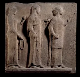 Græsk kunst: plakette på afsnittet om teorierne: ansigt, der repræsenterer nåde. Lavt marmorrelief fra øen Thassos i Grækenland. 480 f.Kr. Paris, Louvre-museet