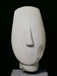 Kvindehoved, fragment af en statue fra Keros, tidlig Kykladisk II periode, ca.2700-2400 f.Kr. (marmor)