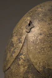 Hjelm med fallisk applikation, kalkidisk, 5.-4. århundrede f.Kr. bronzedetalje af 249035