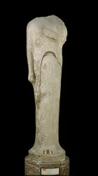 Kore-figur viet af Cheramyes til Hera, fra Heras helligdom på Samos, ca. 570-560 f.Kr.