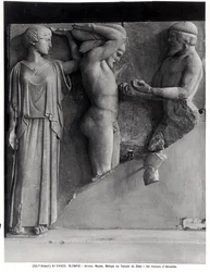 Metope X fra Zeus-templet skildrer Herkules, der modtager Hesperidernes gyldne æbler fra Atlas hånd, mens Minerva hviler en pude på sit hoved (marmor) (s/h foto)