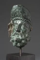 Fartøjstud i form af hovedet på Herakles (bronze)