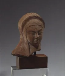 Kvindehoved, fragment af en statue af typen Spedos med krydsede arme, tidlig kykladisk II periode, ca. 2700-2400 f.Kr. (marmor)