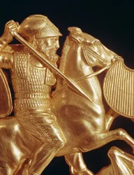 Kam dekoreret med kriger i kamp (guld)