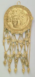 Vedhæng med hovedet af Athena Parthenos (guld og emalje)