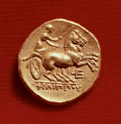 Bagsiden af en stater af Filip II (382-336 f.Kr.) af Makedonien, der forestiller en vognmand, 356-336 f.Kr. (guld)