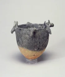 Tulipan-skål, med tyrehoveder, Cypern, 2400-2200 f.Kr. (ler)