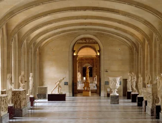 Udsigt over Daru-rummet på Louvre-museet: stykker af græsk og romersk antikvitet fra Borghese-samlingen. Paris