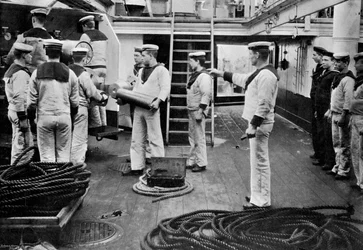 Ved øvelse med en 6 tommer hurtigskydende pistol om bord på slagskibet HMS Resolution, 1896.