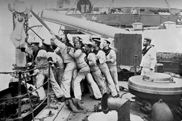 Løfter ankeret på forborgen af slagskibet HMS Majestic, 1896