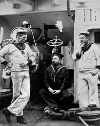 Tre underofficerer om bord på krydseren HMS Theseus, 1896