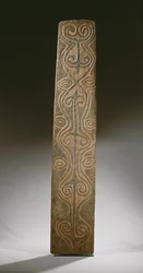 Rektangulært New Guinea-skjold, dekoreret med udskårne ruller i relief, bagsiden med seks udskårne ører til at holde rattan-løkker, April River (træ)