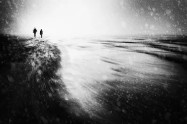 Vandrere på en snedækket strand